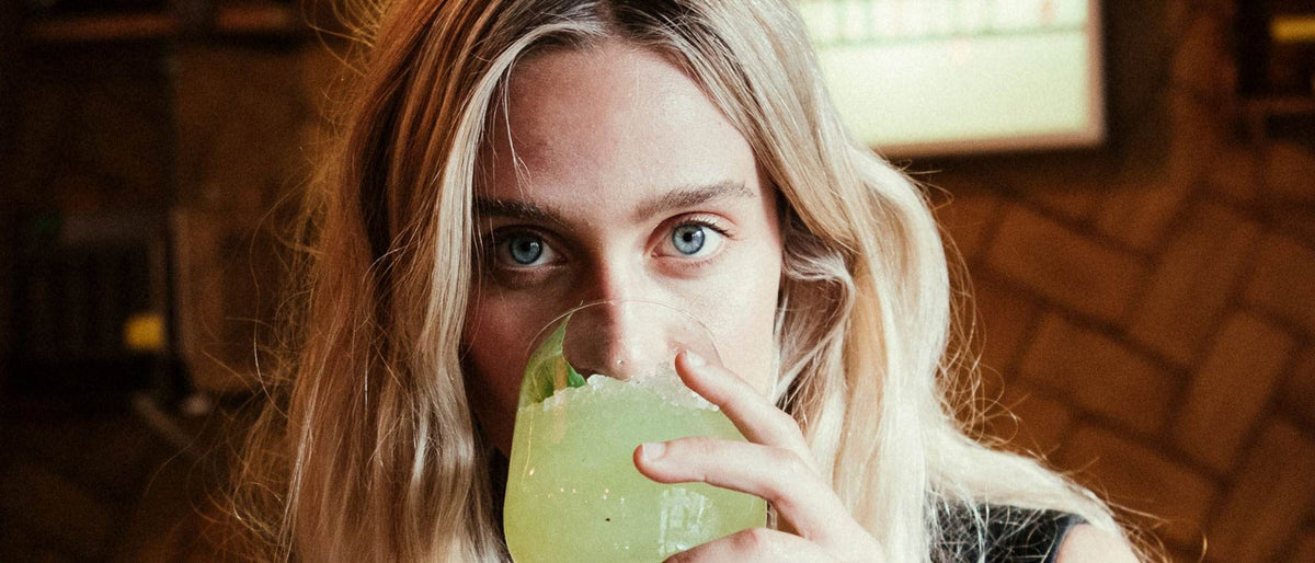 Retrato de una mujer rubia con una rodaja de melón